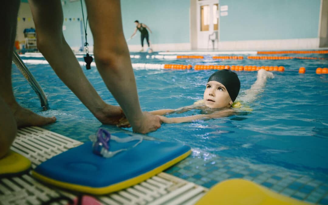 Înot pentru bebeluși și copii alături de instructori experimentați