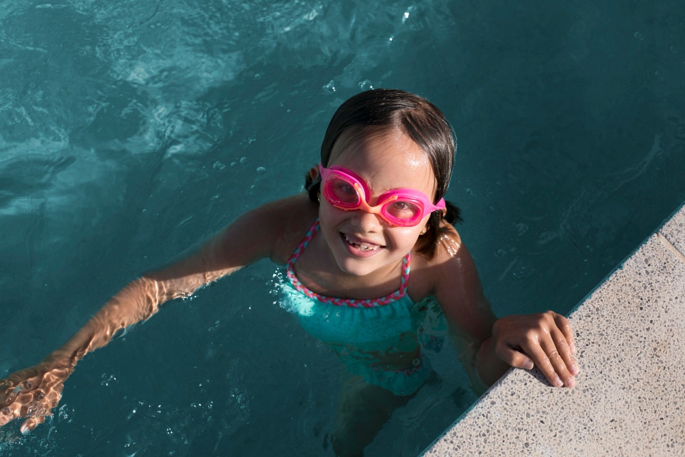 Cursuri de înot într-un mediu sigur – siguranță în apă cu AquaSwim