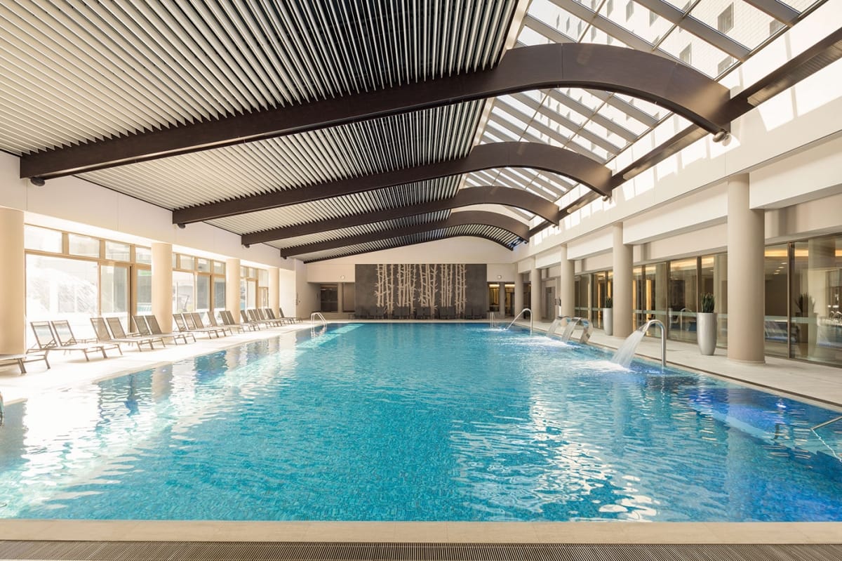 Bazinul interior Ramada Plaza unde au loc cursurile Aqua Swim