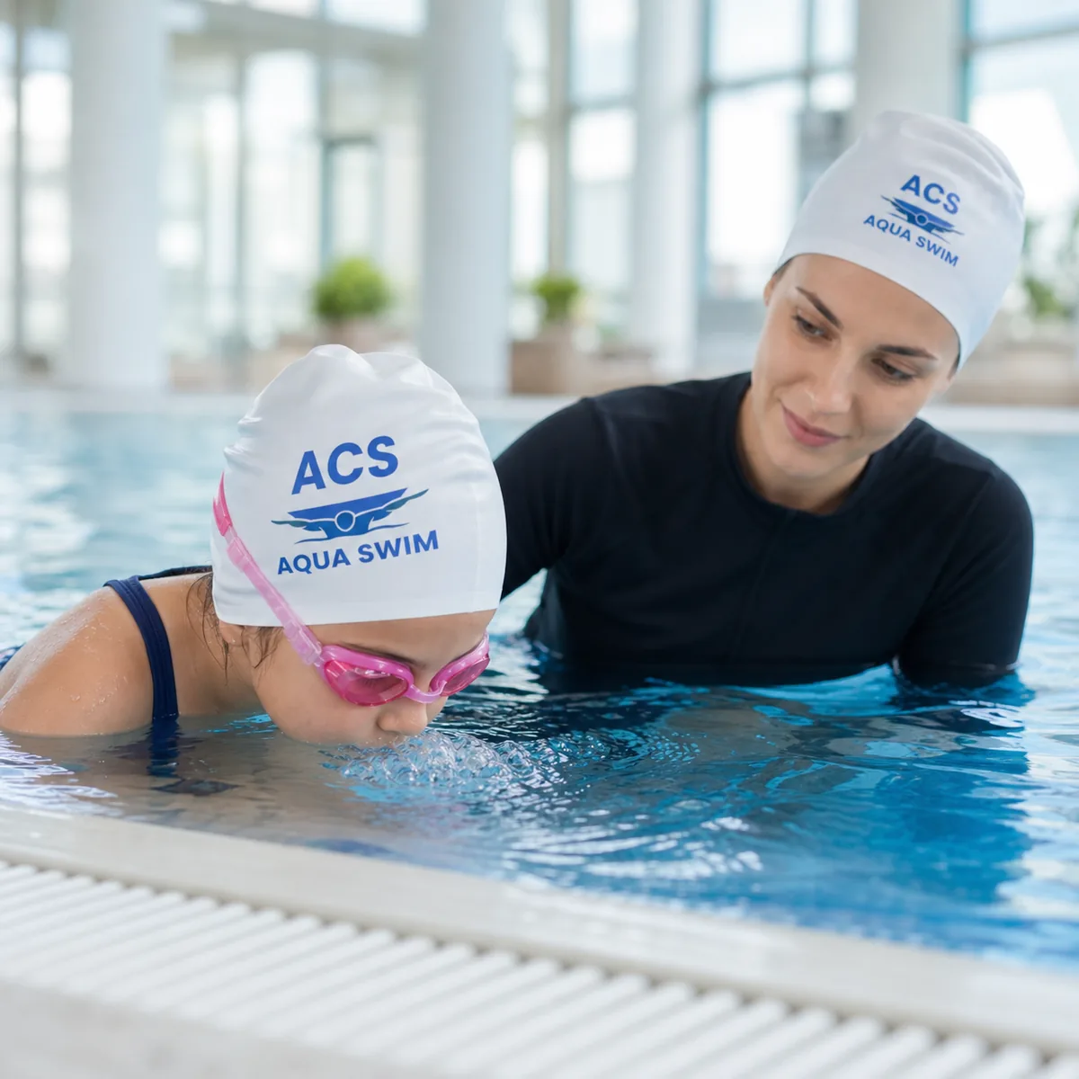 Exercitiu de acomodare cu apa pentru copii la cursuri de inot Aqua Swim