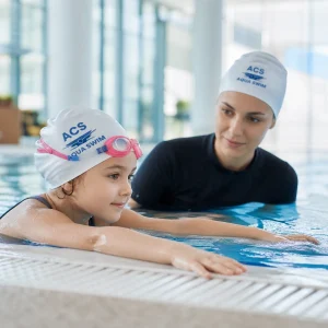 Copil la cursuri de inot pentru acomodare cu apa la Aqua Swim