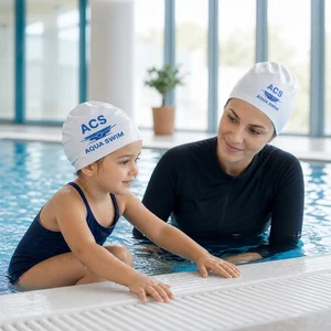 Copil la primul curs de inot pentru copii Aqua Swim