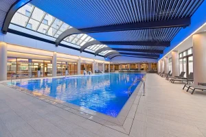 Piscina interioară Ramada Plaza pregătită pentru cursuri de înot