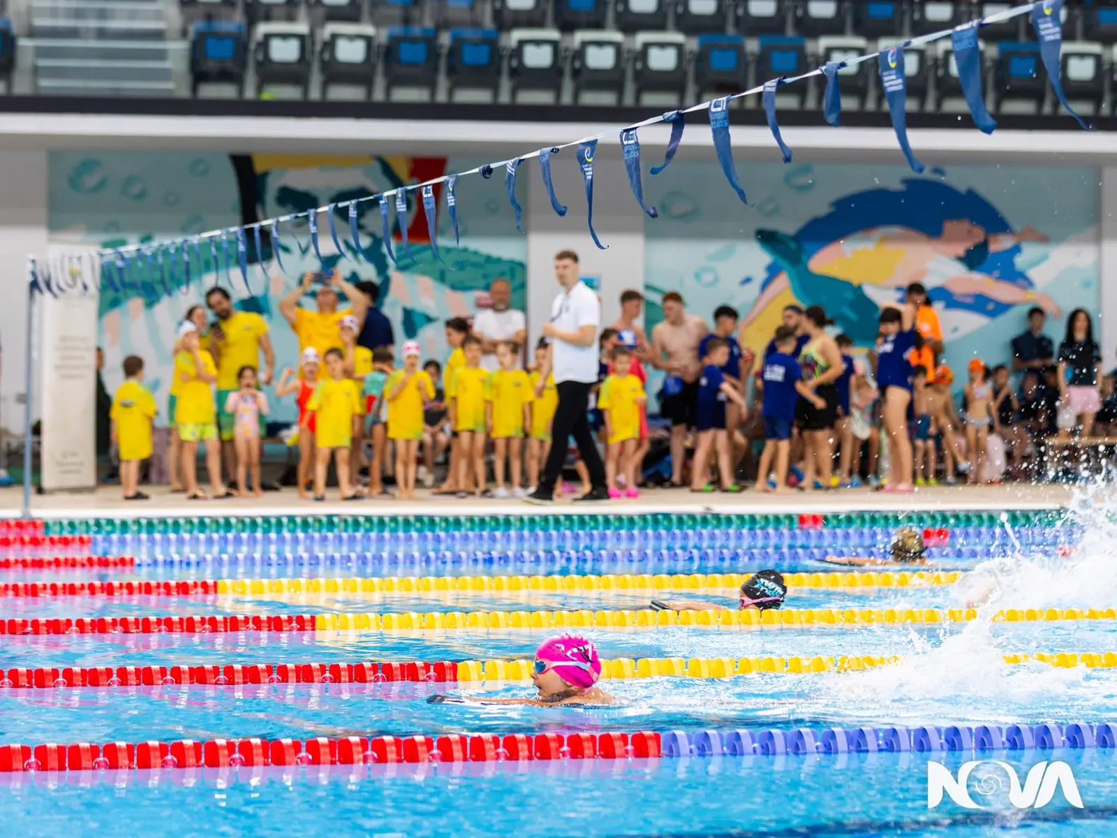 Sportivii Aqua Swim pe marginea bazinului la NOVA Summer Challenge 2026