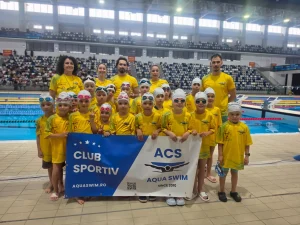 Echipa Aqua Swim cu bannerul clubului la NOVA Summer Challenge 2026