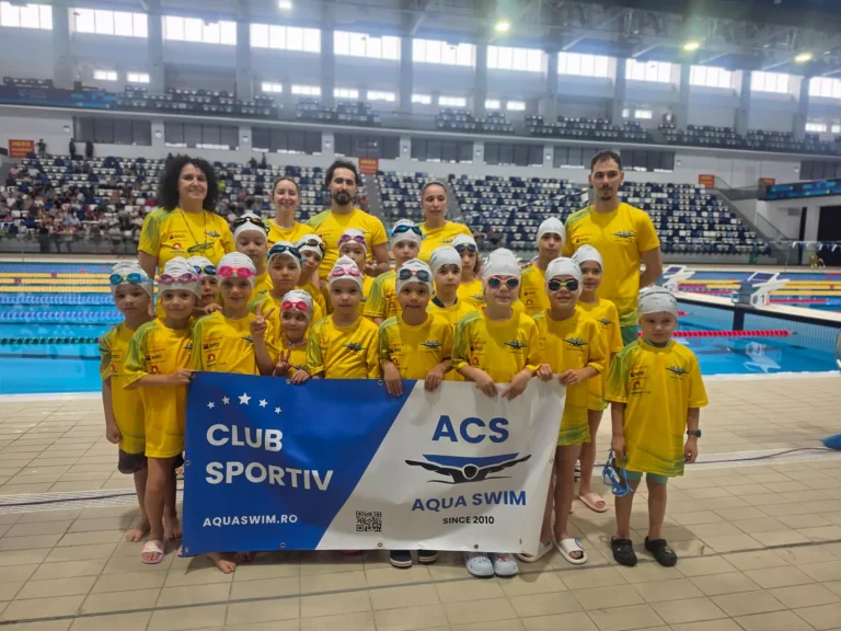Echipa Aqua Swim cu bannerul clubului la NOVA Summer Challenge 2026