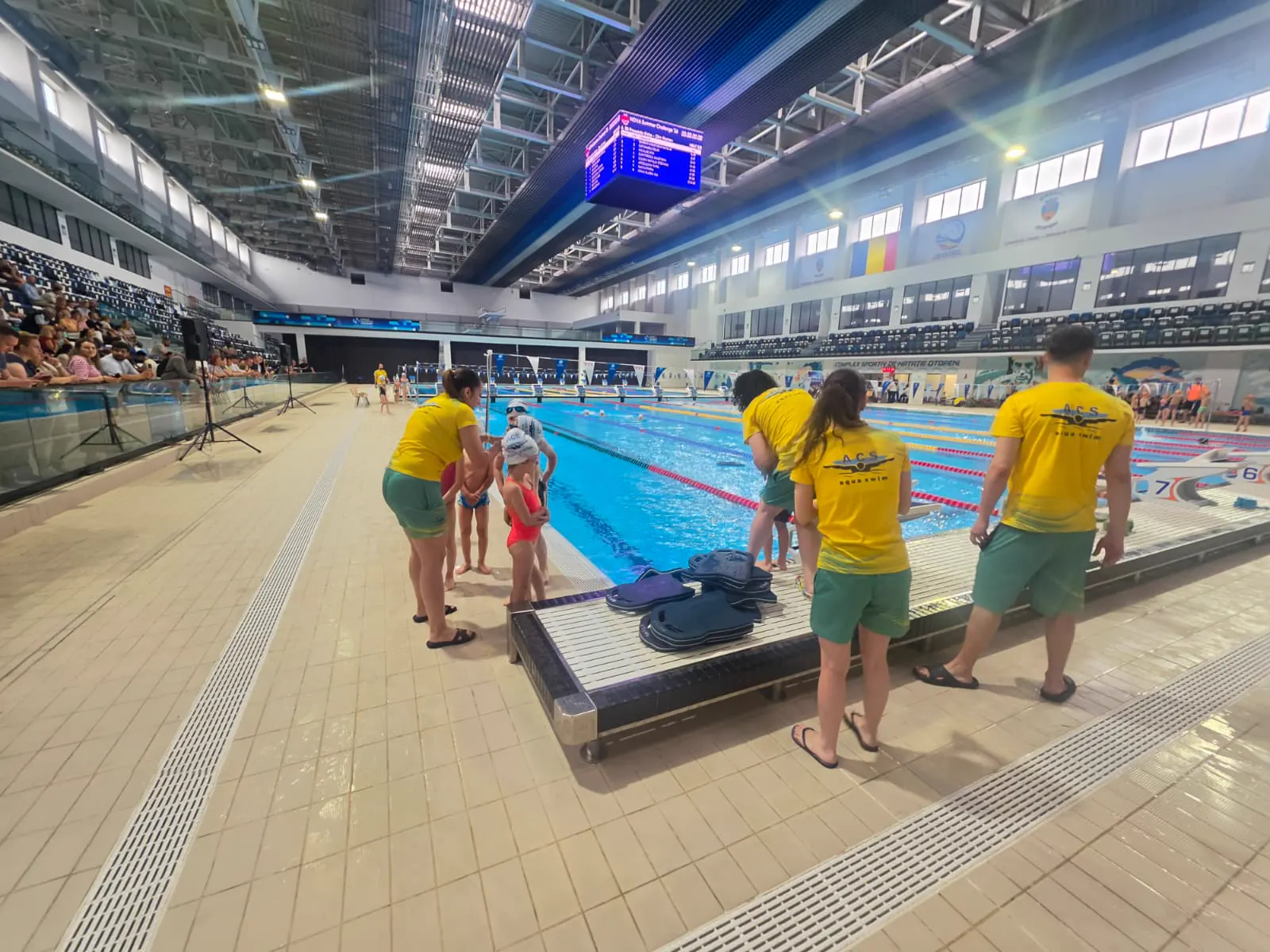 Sportivi Aqua Swim pe marginea bazinului la competiția NOVA Summer Challenge 2026