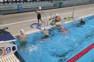 Instructor Aqua Swim alături de copii și materiale de sprijin în bazinul Otopeni